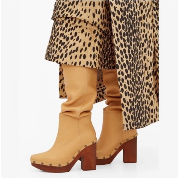 JACQUEMUS Les Bottes Sabots Tall Boot in Apricot - Picture 7 of 10